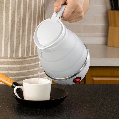 bouilloire eau tasse poele comptoir cuisine