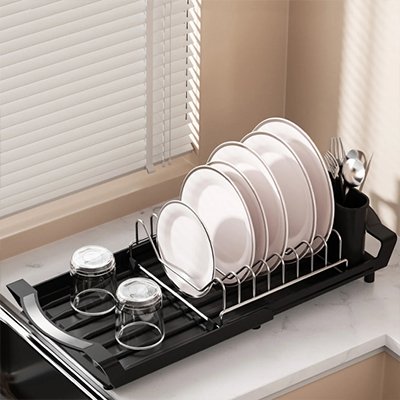 egouttoir vaisselle noir assiettes blanc comptoir cuisine