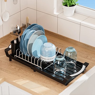 egouttoir vaisselle noir comptoir bois assiettes bleu