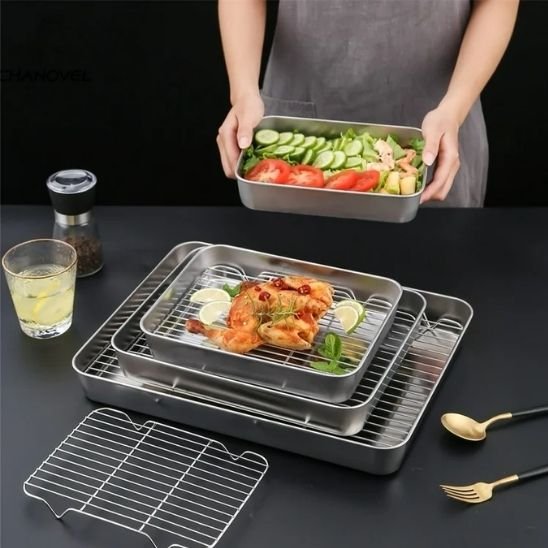 plaque de cuisson poulet legumes verre poivre ustensiles comptoir noir