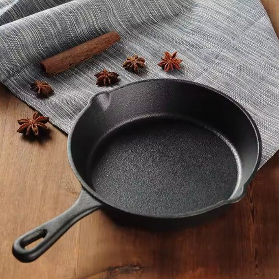 poele en fonte serviette table bois