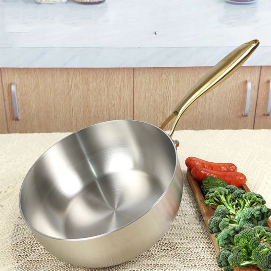 poele inox brocolis saussices comptoir cuisine
