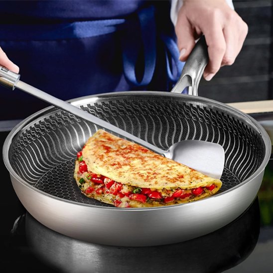poele inox omelette spatule comptoir cuisine