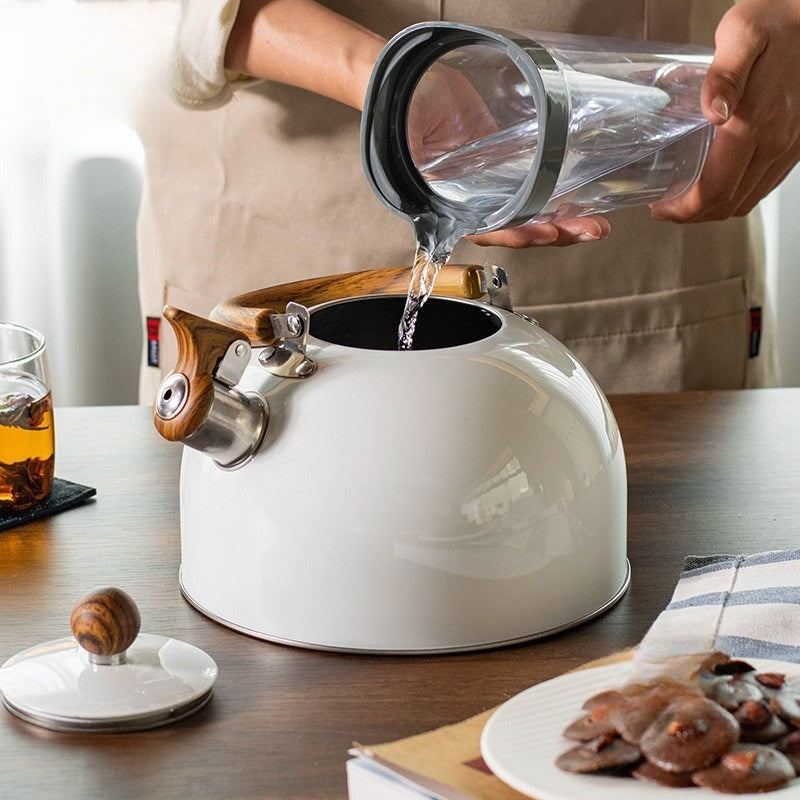 bouilloire blanche eau table