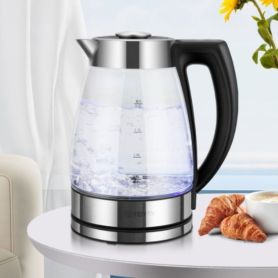 bouilloire electrique table blanche croissants cafe divan fleurs rideaux