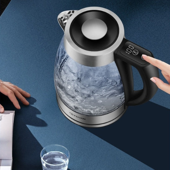 bouilloirev electrique verre eau table bleu mains livre