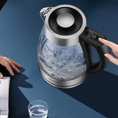 bouilloirev electrique verre eau table bleu mains livre