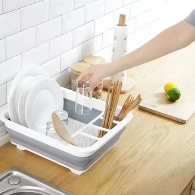 egouttoir vaisselle assiettes verres ustensiles citron lime comptoir cuisine