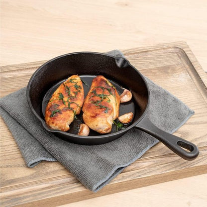 poele en fonte poulet serviette planche bois