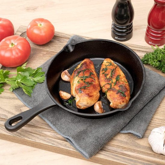 poele en fonte poulet tomates serviette planche bois