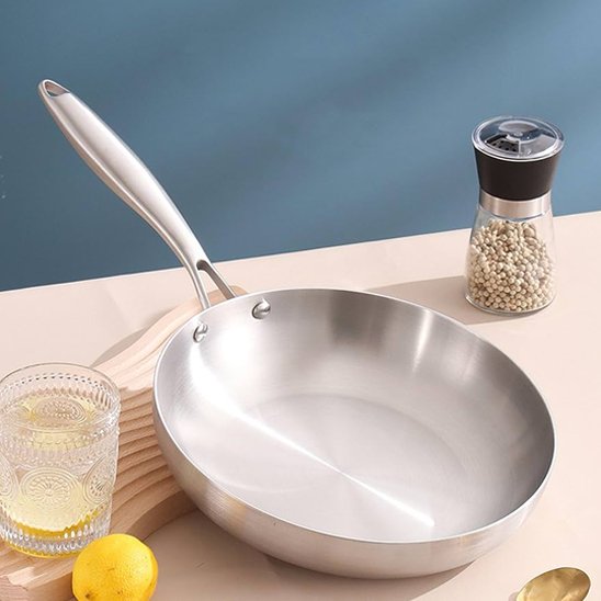 poele inox poivre citron verre comptoir beige