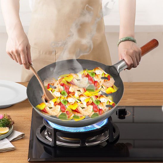 poele wok legumes crevettes cuiseur a gaz cuisine